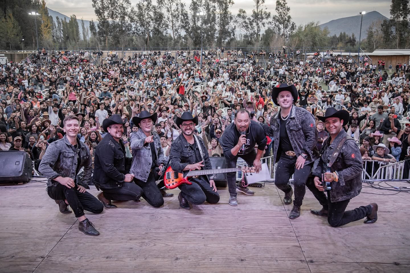 Los Potros del Sur junto al público en vivo